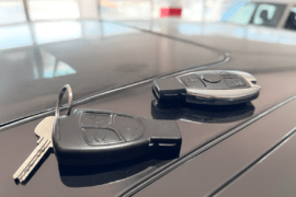 ¿Has perdido una llave de tu Mercedes y solo te queda una? 🚨 No arriesgues la seguridad ni te quedes tirado. En Soluciones GuemaCAR en Leganés (Madrid) te ofrecemos una solución rápida, segura y al mejor precio: 2 llaves Mercedes nuevas y programadas por solo 185 € + IVA. 🔑 Trabajamos con las Smart Key originales de Mercedes (3 botones, versión negra y cromada), incluyendo corte de espadín y programación completa en tu vehículo. ✔️ Entrega inmediata ✔️ Garantía escrita ✔️ Servicio especializado en electrónica Mercedes Con más de 30 años de experiencia en electrónica automotriz, en GuemaCAR somos referencia en duplicado y codificación de llaves Mercedes en Madrid. 👉 No te la juegues: tener una sola llave puede salir carísimo si la pierdes. Ven a GuemaCAR y llévate dos llaves nuevas listas para arrancar al mejor precio. 📍 Calle Newton, Edificio 2, Nave 1, 28914, Leganés (Madrid) 📞 91 693 27 77 | 📧 info@solucionesguemacar.es