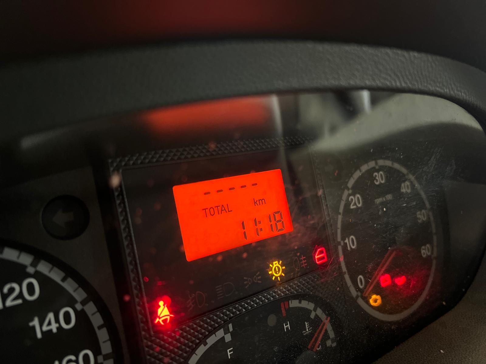Citroën Jumper 2.2 HDi (en algunos mercados Peugeot Boxer / Fiat Ducato, comparten electrónica). El problema es que ha llegado al límite de 400.000 km en el cuadro, y a partir de ahí aparecen anomalías electrónicas: el contador no avanza, pueden saltar errores DTC, luces de aviso o incluso quedar bloqueadas algunas funciones.