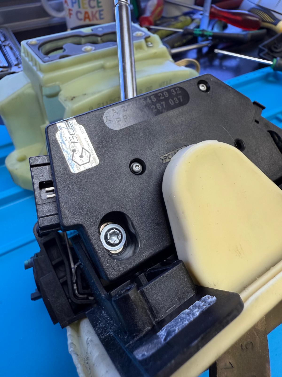 Reparada Avería Palanca Selectora Cambio Automático Mercedes en Soluciones GuemaCAR 1 año de Garantía 91 693 27 77