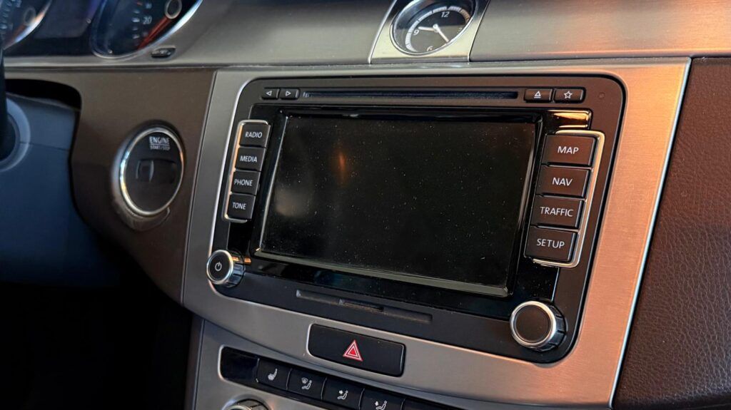 ¿Tu navegador del VW Passat CC está fallando? En Soluciones GuemaCAR, te ayudamos a solucionar problemas como pantallas negras, GPS inexacto y más, para que disfrutes de una conducción sin interrupciones.