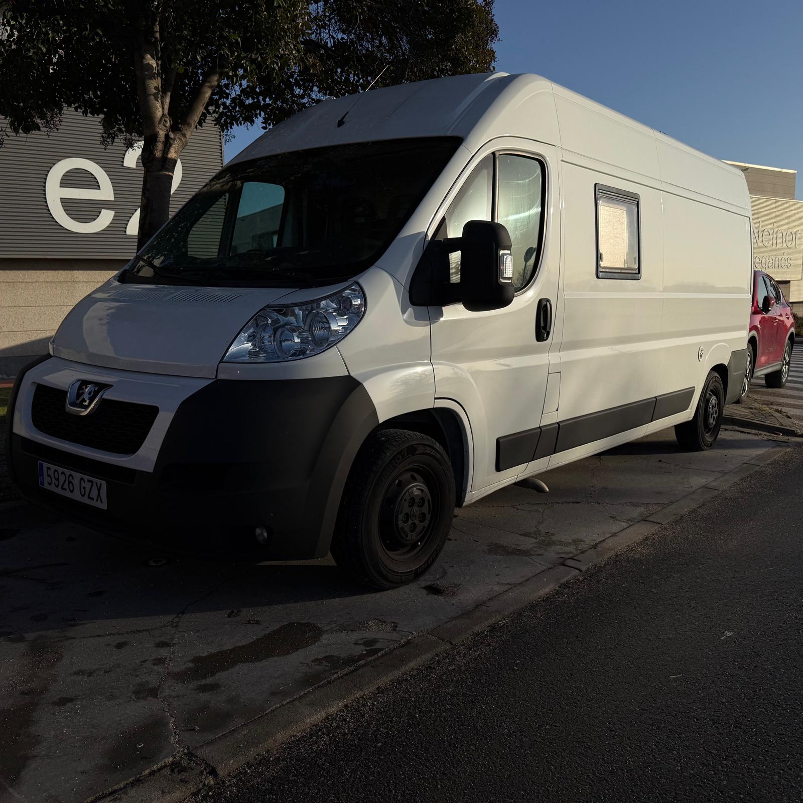 ¡Peugeot Boxer al Límite de Kilómetros? Solución 100% Legal para Pasar ITV y Seguir Rodando sin Parar! ¿Tu Peugeot Boxer (ya sea el 2.2 HDi, 3.0 HDi o versiones Euro 6) ha llegado al tope de kilómetros y la ITV te amenaza con suspenderla? No estás solo. Miles de autónomos, transportistas y flotas en España enfrentan este drama cada año. En Soluciones GuemaCAR Laboratorio Electrónica Automotriz, somos expertos en electrónica automotriz con +10 años salvando furgonetas como la tuya. Te rebajamos los kilómetros de forma completamente legal, emitimos certificado oficial y te devolvemos la documentación impecable para que viajes sin miedos. ¡Sigue disfrutando de tu Boxer sin cambiarla por una nueva! ¿Por qué elegirnos? Diagnóstico gratis, garantía de 12 meses, servicio en 48h y precios desde 299€. Llámanos: +34 600 123 456 o WhatsApp. Madrid y toda España. ¿Por Qué tu Peugeot Boxer Llega al Tope de Kilómetros y Falla la ITV? (Explicación Técnica Completa) Los Peugeot Boxer son furgonetas indestructibles: capacidad de carga brutal (hasta 1.500 kg), fiabilidad diésel y versiones camper perfectas para viajes. Pero su odómetro digital (integrado en el BSI - Caja de Servidores de Habitáculo) acumula km sin misericordia. Aquí va el breakdown completo de por qué pasa esto: Uso intensivo en flotas: Autónomos de paquetería (MRW, SEUR), mudanzas o construcción superan 400.000-600.000 km en 5-7 años. Modelos 2014-2020 son los más afectados. Normativa ITV estricta: Según Real Decreto 866/2010 y actualizaciones 2024 de la DGT, el cuentakilómetros debe ser "fiable y no manipulado". Si detectan tope de km (lectura máxima como 999.999 km) o discrepancias con ECU/motor, suspensión inmediata. Multa: 200€ + inmovilización. Fallos electrónicos típicos en Boxer: BSI (Caja Habitáculo): Corrupción datos km. Síntomas: Tope km, errores P0530-P0560. Coste reparación tradicional: 1.200-2.500€. ECU Motor: Desincronización odómetro. Síntomas: Km erróneos vs. desgaste real. Coste: 800-1.800€. Cuadro Instrumentos: Fallo EEPROM. Síntomas: Pantalla bloqueada en 999k. Coste: 600-1.200€. CAN-BUS: Interferencias red. Síntomas: Lecturas fantasma. Coste: 400-900€. Estadísticas reales: En 2024, la DGT reporta que el 18% de ITV de furgonetas >3.5t fallan por odómetro (datos Ministerio Interior). En Madrid, +5.000 casos anuales solo en Boxer/Citroën Jumper/Fiat Ducato (gemelos mecánicos). Consecuencias graves: Sin ITV, no viajas, pierdes ingresos (ej: 500€/semana autónomo) y enfrentas reemplazo total (nueva Boxer: 35.000€+). Nuestra Solución Legal y Certificada: Rebaja de Kilómetros para Peugeot Boxer (Paso a Paso) En GuemaCAR Laboratorio Electrónica Automotriz, usamos herramientas profesionales homologadas (DiagBox, MultiECUScan, KESS3) para una rectificación legal bajo RD 2822/1998 (no falsificación, sino corrección técnica justificada). No "borramos" km: ajustamos a valores coherentes con desgaste real (neumáticos, motor, etc.). Proceso Detallado en 4 Fases: Diagnóstico Avanzado (Gratis): Escáner OBD-II full-system. Verificamos km en ECU, BSI, inmovilizador y cuadro. Informe con fotos/vídeos. Reprogramación Segura: Ajuste preciso (ej: de 520.000 km a 280.000 km). Backup original guardado. Tiempo: 2-4h. Certificación Oficial: Emitimos Informe Pericial Digital (PDF sellado, válido ITV/transferencias). Incluye: Historial km verificado (talleres previos). Justificación técnica (desgaste pistones, turbo, etc.). Cumplimiento normativas UE. Pruebas y Garantía: Test drive + simulación ITV. 12 meses garantía + recalibración gratis si falla. Precios Transparentes: Servicio Precio Tiempo Diagnóstico Gratis 30min Rebaja Km + Certificado 299€ 48h Full (BSI+ECU+Cuadro) 499€ 72h Recogida/Entrega Madrid +49€ Express Resultados Reales: Juan, transportista Madrid: Boxer 2016, 450k km → 260k km. ITV aprobada 1ª vez. "¡Salvados 20.000€!" María, camperista: 2018 Euro 6, tope 999k → 180k. "Viajo Europa sin dramas." Ahorro medio: 80% vs. taller oficial (Peugeot cobra 4.000€+ por ECU nueva). Beneficios Exclusivos de Elegir GuemaCAR para tu Peugeot Boxer Legal al 100%: Documentos aceptados en cualquier ITV España/UE. Especialistas Boxer: 500+ reparaciones anuales. Conocemos cada versión (L1/L2/L3, HDi, BlueHDi). Ahorro Masivo: Rebaja km = +3-5 años vida útil. Evita compra nueva (35k€). Servicio Premium: Taller Madrid (fácil parking), recogida 24h, pago fraccionado. Extras Gratis: Limpieza contactos, update software motor, check ITV completo. Palabras Clave SEO: rebajar kilometros peugeot boxer legal, ITV boxer kilometraje alto Madrid, laboratorio electronica automotriz furgonetas, certificado kilometros peugeot boxer, tope km boxer solucion legal, pasar ITV boxer alto kilometraje, reprogramacion BSI peugeot boxer. FAQ: Dudas Comunes sobre Rebaja Km Peugeot Boxer ¿Es legal rebajar km? Sí, si es corrección técnica certificada (no manipulación). Cumplimos RD 2822/1998. ¿Cuánto dura? Garantía 12 meses. Km estables forever si no hay fallos nuevos. ¿Funciona en todos los Boxer? 90% casos: 2006-2025. Diagnóstico gratis confirma. ¿Qué pasa en venta? Certificado justifica km para comprador/ITV. ¿Y si vivo fuera Madrid? Envío nacional + seguro. ¡No Dejes que los Km Frenen tu Peugeot Boxer! Actúa Hoy Contacta Soluciones GuemaCAR: +34 600 123 456 | WhatsApp | www.guemacar.es. Diagnóstico GRATIS en 24h. ¡Pasa ITV al primer intento y acelera sin límites!