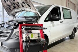 Si tu Mercedes no arranca y muestra el mensaje “Imposibilidad de arranque”, es muy probable que el origen esté en un fallo del sistema FBS4. Este tipo de avería no es mecánica, ni se soluciona borrando fallos o cambiando piezas al azar. Requiere electrónica avanzada, experiencia real y laboratorio especializado. No te arriesgues con problemas electrónicos en tu vehículo. ¡Contacta a Soluciones GuemaCAR en el 91 693 27 77 o escríbenos un email a info@solucionesguemacar.es, el laboratorio avanzado en electrónica automotriz en el que puedes confiar!