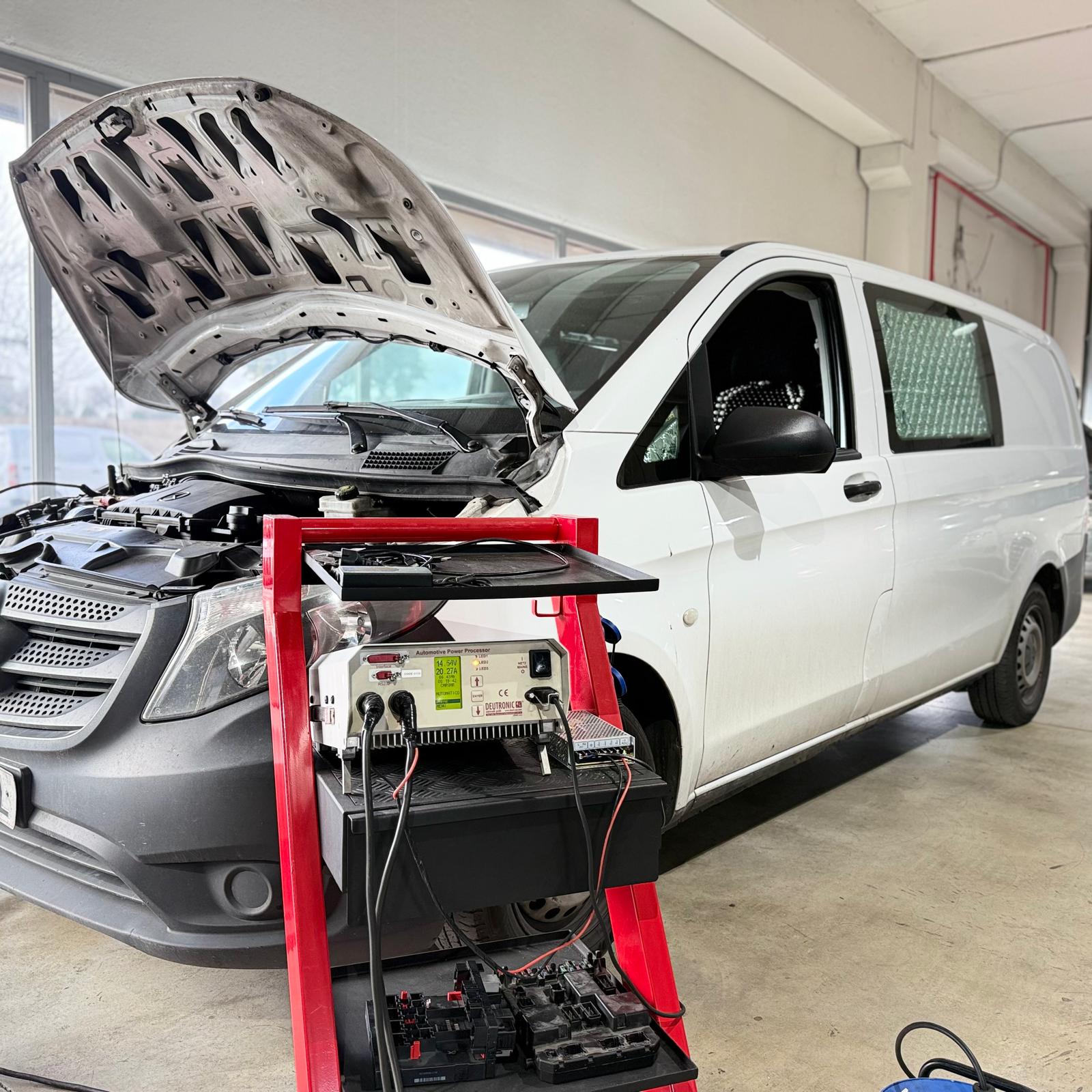 Si tu Mercedes no arranca y muestra el mensaje “Imposibilidad de arranque”, es muy probable que el origen esté en un fallo del sistema FBS4. Este tipo de avería no es mecánica, ni se soluciona borrando fallos o cambiando piezas al azar. Requiere electrónica avanzada, experiencia real y laboratorio especializado. No te arriesgues con problemas electrónicos en tu vehículo. ¡Contacta a Soluciones GuemaCAR en el 91 693 27 77 o escríbenos un email a info@solucionesguemacar.es, el laboratorio avanzado en electrónica automotriz en el que puedes confiar!