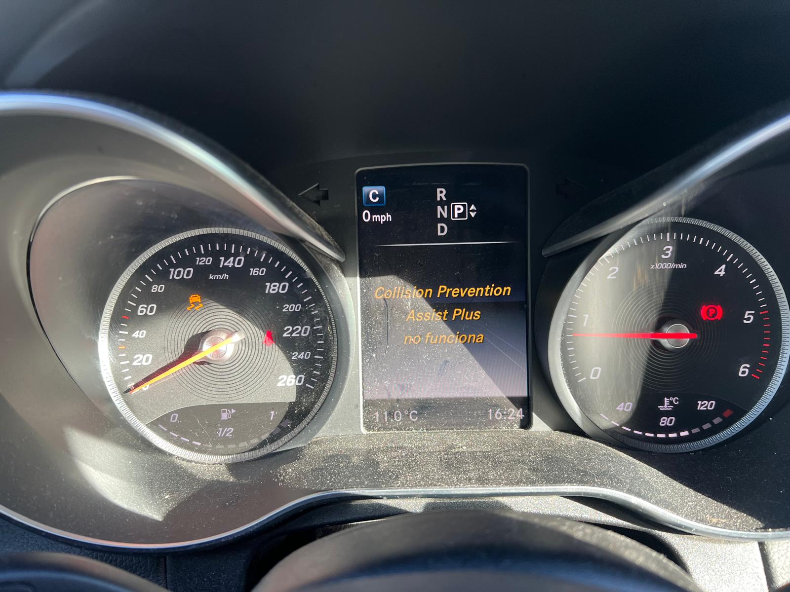 ¿Sientes que tu Mercedes-Benz (Clase C, E o GLC) ha cobrado vida propia? 😱 De repente, intentas señalizar un giro y los intermitentes no van. Quieres limpiar el cristal bajo la lluvia y nada. Y para rematar, el cuadro se ilumina como un árbol de Navidad con el mensaje: "ESP no funciona". 🎄❌ No es un poltergeist, es el Módulo de Tubo Envolvente (MRM) que ha dicho "basta". 🛑 ¿Qué está pasando realmente? 🔍 SÍNTOMAS: Intermitentes sordos: Mueves la palanca y no hay respuesta. 🔇 Limpiaparabrisas bloqueado: Un peligro total en días de lluvia. 🌧️⚠️ Testigo ESP / ABS: El coche pierde su "brújula" y desconecta los sistemas de seguridad. 📉 Control de Crucero KO: El Tempomat deja de funcionar por protección. 🚫🏎️ Volante mudo: Los botones y el claxon pueden dejar de responder. 🔇🔘 El Diagnóstico del Laboratorio 🧬 (Códigos DTC): En Soluciones GuemaCAR conectamos nuestra tecnología de vanguardia para leer el ADN de la avería: P161447: ¡Error de sistema! La unidad interna ha colapsado. 🧠💥 C220564: El sensor de ángulo de giro está enviando señales locas. 🌀❌ U100888: Se ha cortado la comunicación digital (Bus LIN 1). 📠📵