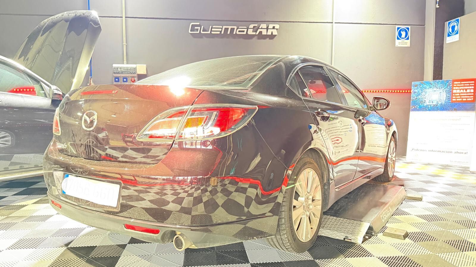 Luz de Airbag encendida en Mazda y fallo de comunicación: ¿Por qué no basta con borrar el error? Si eres propietario de un Mazda (especialmente modelos como el Mazda 2, 3, 6 o CX-5), es posible que te hayas encontrado con una situación frustrante: de un día para otro, el testigo del airbag se queda fijo en el cuadro de instrumentos. Al llevarlo a un taller convencional y conectar la diagnosis, la sorpresa es mayor: "No hay comunicación con la unidad de control (ECU) del Airbag". En este punto, muchos talleres sugieren cambiar la unidad completa, lo cual dispara el presupuesto. Sin embargo, en el laboratorio de Soluciones GuemaCAR, sabemos que el problema no es que la unidad haya muerto, sino que su "cerebro" electrónico se ha bloqueado o degradado. El síntoma: El silencio de la unidad SRS Cuando el testigo del airbag se enciende y el equipo de diagnosis lanza un error de "No comunicación", significa que el sistema de seguridad pasiva del vehículo está totalmente desactivado. No es un sensor suelto debajo del asiento; es la centralita la que no responde a las órdenes de la red CAN Bus del coche. Los códigos de error (DTC) más comunes En estos casos de Mazda, aunque la comunicación sea intermitente o nula, suelen quedar registrados (o aparecer tras recuperar la línea de datos) códigos críticos como: U0151: Pérdida de comunicación con el módulo de control del sistema de sujeción (Restraints Control Module). B1193: Almacenamiento de datos de colisión lleno (Event Data Recorder Full) – Incluso sin haber tenido un accidente real. B1231: Umbral de detección de colisión superado. Estos errores indican que el microprocesador interno de la unidad ha entrado en un bucle lógico o ha sufrido una corrupción de datos en la memoria EEPROM/Flash. La Solución GuemaCAR: Reparación vs. Sustitución ¿Por qué gastar una fortuna en una unidad nueva que requiere programación y codificación desde cero? En nuestro laboratorio de electrónica automotriz, aplicamos una solución avanzada: Diagnóstico Avanzado: Verificamos que las alimentaciones y masas del conector sean correctas para descartar fallos de cableado. Intervención en el Firmware: Extraemos la información de la unidad de Airbag original. Reconstrucción de Datos: Eliminamos los datos corruptos o el bloqueo de software que impide la comunicación, devolviendo la unidad a su estado de fábrica pero manteniendo la configuración original de tu Mazda. Test de Comunicación: Verificamos en banco de pruebas que la unidad vuelve a "hablar" con el resto del vehículo. El resultado: Seguridad recuperada al 100% Una vez reinstalada la unidad en el Mazda que veis en la imagen, la comunicación se restableció de inmediato. El testigo del airbag se apagó tras el chequeo inicial y el sistema volvió a estar operativo para proteger a los ocupantes. Sin piezas de desguace (que suelen dar problemas de compatibilidad) y sin el coste excesivo de una pieza virgen de concesionario. ¿Tu Mazda tiene la luz de airbag encendida y te dicen que la unidad no responde? No la des por perdida. En Soluciones GuemaCAR somos especialistas en salvar la electrónica de tu vehículo con garantía profesional. ¿Por qué confiar en nosotros? En Soluciones GuemaCAR no solo borramos fallos; entendemos la ingeniería que hay detrás de cada placa electrónica. Si tu coche presenta este problema, tráelo a nuestro laboratorio y recupera la tranquilidad al volante.