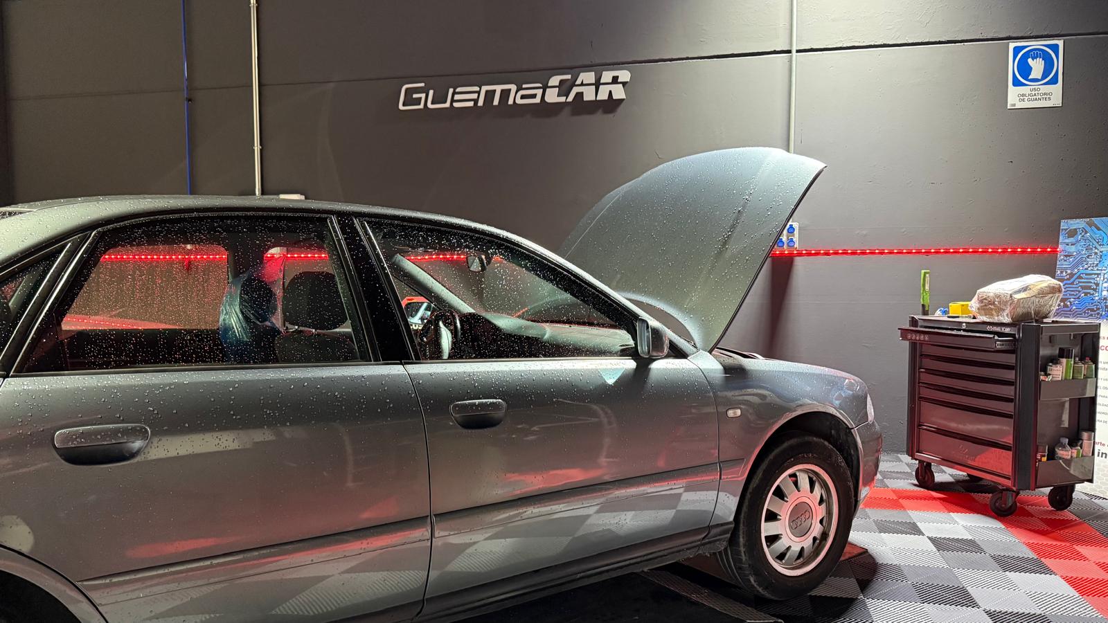 ¿Testigo aceite y portón abierto iluminados en tu Audi A4? El fallo es el cuadro. Reparación profesional en Soluciones GuemaCAR con garantía