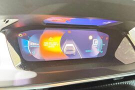 ¿Tu cuadro digital de Peugeot 2008 no enciende o tiene manchas? Solucionamos el fallo de pantalla i-Cockpit 3D en GuemaCAR. Ahorra en el reemplazo total.
