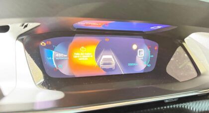 ¿Tu cuadro digital de Peugeot 2008 no enciende o tiene manchas? Solucionamos el fallo de pantalla i-Cockpit 3D en GuemaCAR. Ahorra en el reemplazo total.