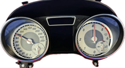 ¿Pantalla de Mercedes en negro o con rayas? En GuemaCAR Leganés reparamos tu cuadro W176/C117 con tecnología avanzada y garantía nacional.