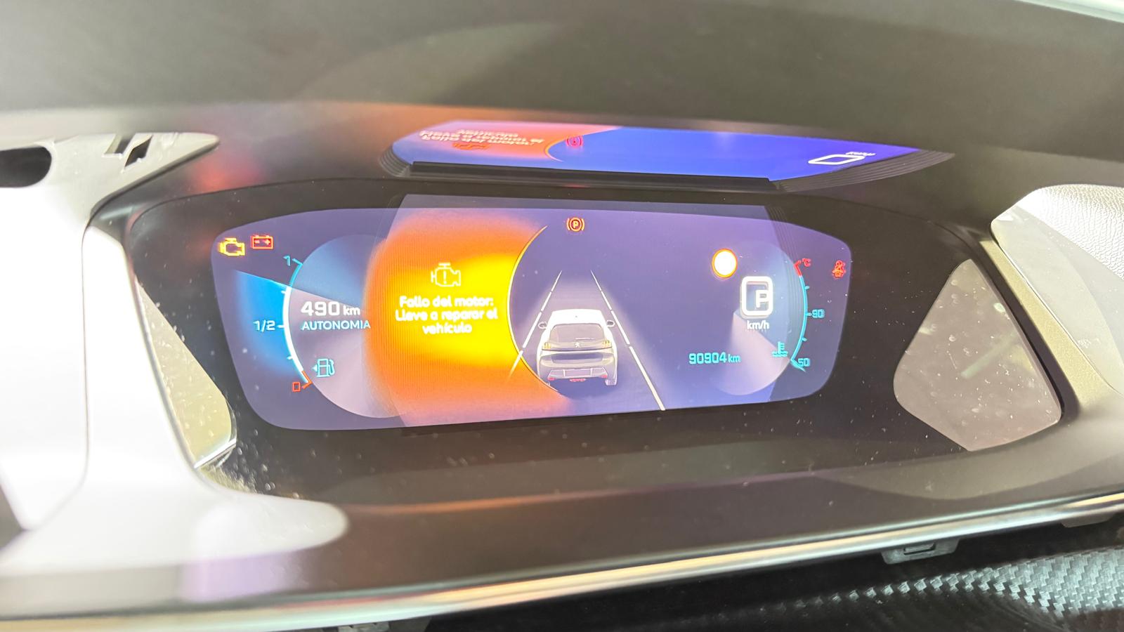¿Tu cuadro digital de Peugeot 2008 no enciende o tiene manchas? Solucionamos el fallo de pantalla i-Cockpit 3D en GuemaCAR. Ahorra en el reemplazo total.