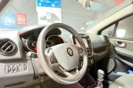 Diagnóstico Electrónico Avanzado: Fallo de Iluminación en Renault Clio (Estrategia de Seguridad UCH) La arquitectura eléctrica de los modelos Renault Clio, especialmente en las generaciones donde la gestión de iluminación está centralizada en la Unidad de Control de Habitáculo (UCH), utiliza protocolos de protección electrónica sumamente sensibles. La incidencia donde las luces de carretera se activan durante milisegundos para luego ser bloqueadas por el software, activando las luces de cruce por defecto, es un fenómeno clásico de gestión de cargas inductivas y control de intensidad (High-Side/Low-Side Switching). En Guemacar, laboratorio de electrónica automotriz, hemos documentado extensamente este comportamiento. A continuación, analizamos los fundamentos técnicos que explican esta avería desde una perspectiva de ingeniería electrónica.