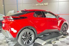 Tardan 60 segundos en robar tu Toyota C-HR Híbrido: Protégelo Hoy con IGLA ALARM en Soluciones GuemaCAR Madrid. ¿Sabías que tu llave inteligente es el mayor punto débil de tu coche? Mientras lees estas líneas, bandas organizadas en Madrid utilizan dispositivos de apenas 20 euros para clonar la señal de tu mando desde el exterior de tu casa o en un parking público. No necesitan romper cristales. No necesitan forzar la cerradura. En menos de un minuto, tu Toyota C-HR habrá desaparecido para siempre. En Soluciones GuemaCAR, vemos esta realidad a diario. El aumento de robos de vehículos híbridos en la zona sur de Madrid es alarmante. Por eso, nuestros clientes ya no se conforman con la "alarma de serie" que los ladrones saben desactivar en segundos. Han decidido blindar su patrimonio con nosotros. El Toyota C-HR: El objetivo número uno de los ladrones profesionales Los modelos híbridos como el nuevo C-HR son altamente codiciados en el mercado negro. Su tecnología los hace vulnerables al famoso "Relay Attack" o ataque por relevo. Si no tienes una protección digital que bloquee el arranque, tu coche es, literalmente, un regalo para los delincuentes. En nuestro laboratorio de electrónica avanzada en Leganés, hemos recibido este impecable Toyota C-HR rojo para una misión crítica: instalar el escudo definitivo, el sistema IGLA ALARM.