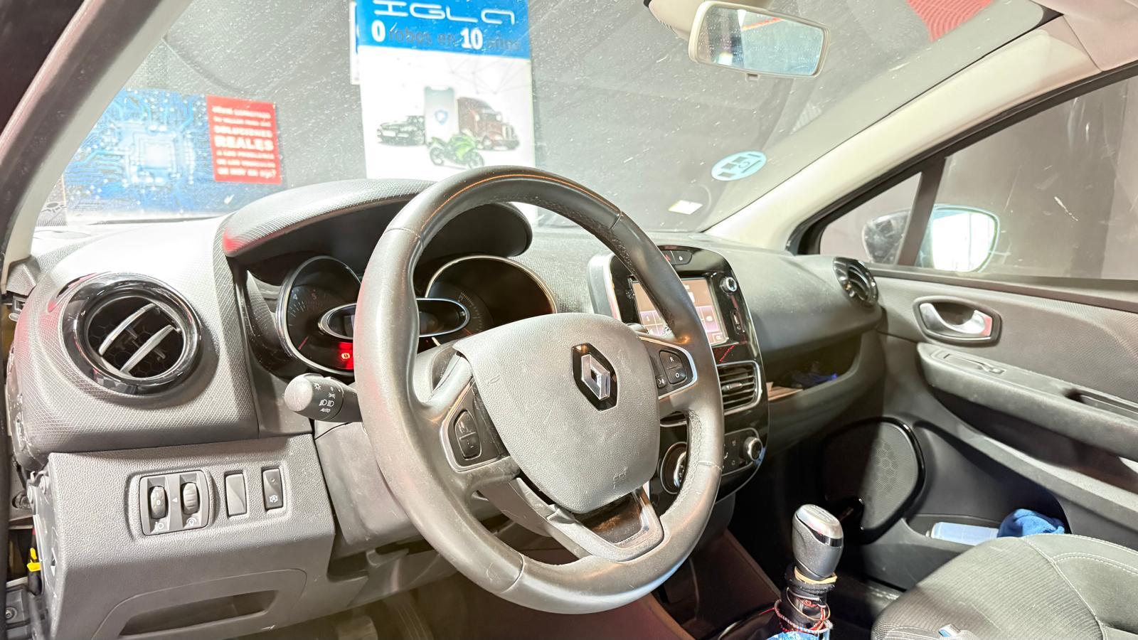Diagnóstico Electrónico Avanzado: Fallo de Iluminación en Renault Clio (Estrategia de Seguridad UCH) La arquitectura eléctrica de los modelos Renault Clio, especialmente en las generaciones donde la gestión de iluminación está centralizada en la Unidad de Control de Habitáculo (UCH), utiliza protocolos de protección electrónica sumamente sensibles. La incidencia donde las luces de carretera se activan durante milisegundos para luego ser bloqueadas por el software, activando las luces de cruce por defecto, es un fenómeno clásico de gestión de cargas inductivas y control de intensidad (High-Side/Low-Side Switching). En Guemacar, laboratorio de electrónica automotriz, hemos documentado extensamente este comportamiento. A continuación, analizamos los fundamentos técnicos que explican esta avería desde una perspectiva de ingeniería electrónica.