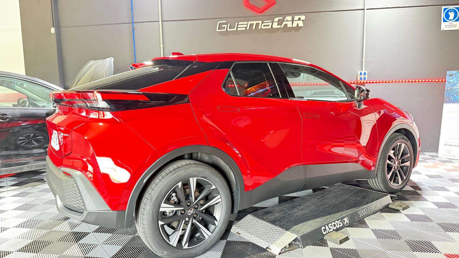 Tardan 60 segundos en robar tu Toyota C-HR Híbrido: Protégelo Hoy con IGLA ALARM en Soluciones GuemaCAR Madrid. ¿Sabías que tu llave inteligente es el mayor punto débil de tu coche? Mientras lees estas líneas, bandas organizadas en Madrid utilizan dispositivos de apenas 20 euros para clonar la señal de tu mando desde el exterior de tu casa o en un parking público. No necesitan romper cristales. No necesitan forzar la cerradura. En menos de un minuto, tu Toyota C-HR habrá desaparecido para siempre. En Soluciones GuemaCAR, vemos esta realidad a diario. El aumento de robos de vehículos híbridos en la zona sur de Madrid es alarmante. Por eso, nuestros clientes ya no se conforman con la "alarma de serie" que los ladrones saben desactivar en segundos. Han decidido blindar su patrimonio con nosotros. El Toyota C-HR: El objetivo número uno de los ladrones profesionales Los modelos híbridos como el nuevo C-HR son altamente codiciados en el mercado negro. Su tecnología los hace vulnerables al famoso "Relay Attack" o ataque por relevo. Si no tienes una protección digital que bloquee el arranque, tu coche es, literalmente, un regalo para los delincuentes. En nuestro laboratorio de electrónica avanzada en Leganés, hemos recibido este impecable Toyota C-HR rojo para una misión crítica: instalar el escudo definitivo, el sistema IGLA ALARM.