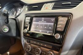 Síntomas comunes de avería en el sistema multimedia de VW Polo Antes de meter la máquina de diagnosis, el propio coche suele avisar de que algo va mal en la unidad de control de información (Módulo 5F). Presta atención a estos fallos: Pantalla completamente en negro o congelada: El sistema intenta arrancar, se queda colgado en el logo de Volkswagen o la pantalla permanece apagada aunque se escuche el audio. Efecto "pantalla fantasma" (Ghost Touch): Las opciones del menú se pulsan solas, cambia de emisora de radio de forma errática o el panel táctil no responde en absoluto. Reicios constantes (Bootloop): El equipo se enciende, dura unos segundos funcionando y se vuelve a reiniciar de manera cíclica. Fallo de navegación y GPS: El mapa se queda "cargando", no localiza los satélites correctamente o muestra la ubicación del vehículo a cientos de kilómetros de donde estás realmente. Pérdida total o parcial de sonido: Los altavoces dejan de sonar o se escucha un chasquido fijo provocado por un fallo en la etapa de amplificación interna.