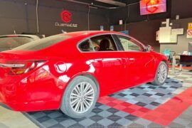 ¿El cuadro de tu Opel Insignia se apaga por completo? Descubre la solución definitiva sin pagar de más Si eres propietario de un Opel Insignia (especialmente los modelos de segunda generación, restyling de 2020, 2021 y 2022), es muy probable que hayas experimentado uno de los fallos electrónicos más frustrantes, comunes y peligrosos del momento: el cuadro de instrumentos se apaga por completo, dejándote a oscuras y sin información vital mientras conduces. En esta generación de Opel, el cuadro de instrumentos combina la tecnología clásica con una generosa pantalla central digital (pantalla semiconfigurable de hasta 8 pulgadas). Esta sección digital es la encargada de monitorizar la velocidad en tiempo real, los sistemas de asistencia a la conducción ADAS, el navegador y las alertas críticas del motor. Cuando el sistema electrónico colapsa, no solo se apaga la pantalla grande, sino que todo el módulo del cuadro deja de recibir corriente o de comunicarse con el resto del coche. En el concesionario oficial la única respuesta que suelen dar es: "Hay que sustituir el cuadro completo por uno nuevo en fábrica". Esto se traduce en facturas desorbitadas de cuatro cifras y semanas de espera debido a la falta de stock. Sin embargo, en Soluciones GuemaCAR Laboratorio de Electrónica Automotriz tenemos la solución real, rápida, económica y garantizada para este problema sin que tengas que cambiar la pieza original. Síntomas habituales del fallo del cuadro en el Opel Insignia Los conductores y talleres mecánicos que acuden a nuestro laboratorio técnico en Madrid suelen reportar una serie de anomalías previas antes del apagón total: Parpadeos intermitentes: La sección digital central sufre microcortes o parpadeos aleatorios al arrancar el coche o durante la marcha en carretera. Congelamiento de pantalla: Las agujas analógicas de las revoluciones o temperatura siguen funcionando por unos instantes, pero todos los datos digitales se quedan completamente congelados. Pantalla en negro (Black Screen): El cuadro completo se queda de repente sin retroiluminación ni energía, impidiendo por completo ver la velocidad a la que circulas, los testigos de avería o el nivel de combustible. Bucle de reinicio constante: El logotipo de Opel aparece de manera infinita en la pantalla central, mostrando un claro fallo de carga en el software interno.