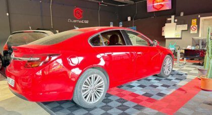 ¿El cuadro de tu Opel Insignia se apaga por completo? Descubre la solución definitiva sin pagar de más Si eres propietario de un Opel Insignia (especialmente los modelos de segunda generación, restyling de 2020, 2021 y 2022), es muy probable que hayas experimentado uno de los fallos electrónicos más frustrantes, comunes y peligrosos del momento: el cuadro de instrumentos se apaga por completo, dejándote a oscuras y sin información vital mientras conduces. En esta generación de Opel, el cuadro de instrumentos combina la tecnología clásica con una generosa pantalla central digital (pantalla semiconfigurable de hasta 8 pulgadas). Esta sección digital es la encargada de monitorizar la velocidad en tiempo real, los sistemas de asistencia a la conducción ADAS, el navegador y las alertas críticas del motor. Cuando el sistema electrónico colapsa, no solo se apaga la pantalla grande, sino que todo el módulo del cuadro deja de recibir corriente o de comunicarse con el resto del coche. En el concesionario oficial la única respuesta que suelen dar es: "Hay que sustituir el cuadro completo por uno nuevo en fábrica". Esto se traduce en facturas desorbitadas de cuatro cifras y semanas de espera debido a la falta de stock. Sin embargo, en Soluciones GuemaCAR Laboratorio de Electrónica Automotriz tenemos la solución real, rápida, económica y garantizada para este problema sin que tengas que cambiar la pieza original. Síntomas habituales del fallo del cuadro en el Opel Insignia Los conductores y talleres mecánicos que acuden a nuestro laboratorio técnico en Madrid suelen reportar una serie de anomalías previas antes del apagón total: Parpadeos intermitentes: La sección digital central sufre microcortes o parpadeos aleatorios al arrancar el coche o durante la marcha en carretera. Congelamiento de pantalla: Las agujas analógicas de las revoluciones o temperatura siguen funcionando por unos instantes, pero todos los datos digitales se quedan completamente congelados. Pantalla en negro (Black Screen): El cuadro completo se queda de repente sin retroiluminación ni energía, impidiendo por completo ver la velocidad a la que circulas, los testigos de avería o el nivel de combustible. Bucle de reinicio constante: El logotipo de Opel aparece de manera infinita en la pantalla central, mostrando un claro fallo de carga en el software interno.