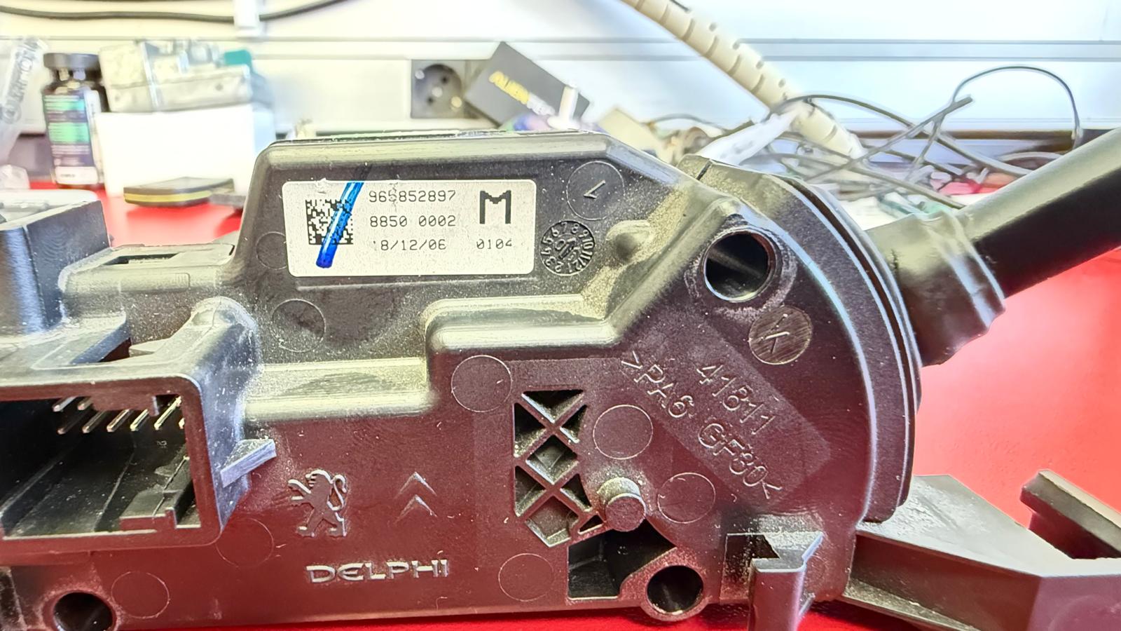 ¿Tu Peugeot o Citroën se queda en Neutro? Reparación de la Palanca de Cambios Electrónica de PSA Si eres propietario o gestionas un taller mecánico y te ha entrado un vehículo del Grupo PSA (Peugeot 3008, 5008, Rifter, Traveler o Citroën C4 Picasso, C4 Spacetourer, Jumpy, Berlingo) con la moderna palanca de cambios electrónica (mando E-Toggle / Shift-by-Wire), es muy probable que conozcas el fallo del que todo el mundo habla: el coche arranca, pero la palanca no reacciona, no cambia de marcha y se queda bloqueada en Neutral (N). Esta unidad selectora, fabricada por Delphi (fácilmente identificable por referencias grabadas en su carcasa como 963852897 o 8850 0002), sufre una avería electrónica endémica. En los servicios oficiales la única respuesta es sustituir la palanca completa por una nueva, lo que supone un coste desorbitado y largas esperas. En Soluciones GuemaCAR Laboratorio de Electrónica Automotriz ofrecemos la solución técnica definitiva: reparamos la electrónica de tu palanca original en nuestro laboratorio central de Madrid, con total garantía y sin perder la codificación del vehículo.