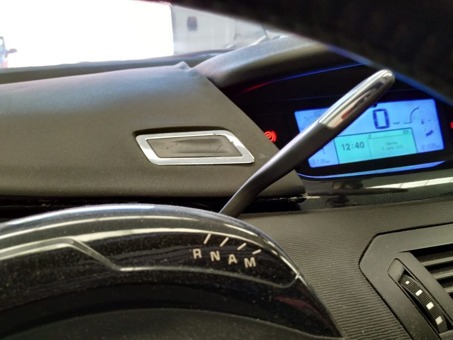¿Tu Peugeot o Citroën se queda en Neutro? Reparación de la Palanca de Cambios Electrónica de PSA Si eres propietario o gestionas un taller mecánico y te ha entrado un vehículo del Grupo PSA (Peugeot 3008, 5008, Rifter, Traveler o Citroën C4 Picasso, C4 Spacetourer, Jumpy, Berlingo) con la moderna palanca de cambios electrónica (mando E-Toggle / Shift-by-Wire), es muy probable que conozcas el fallo del que todo el mundo habla: el coche arranca, pero la palanca no reacciona, no cambia de marcha y se queda bloqueada en Neutral (N). Esta unidad selectora, fabricada por Delphi (fácilmente identificable por referencias grabadas en su carcasa como 963852897 o 8850 0002), sufre una avería electrónica endémica. En los servicios oficiales la única respuesta es sustituir la palanca completa por una nueva, lo que supone un coste desorbitado y largas esperas. En Soluciones GuemaCAR Laboratorio de Electrónica Automotriz ofrecemos la solución técnica definitiva: reparamos la electrónica de tu palanca original en nuestro laboratorio central de Madrid, con total garantía y sin perder la codificación del vehículo. Síntomas claros de la avería en el selector de marchas PSA El fallo suele empezar de forma intermitente (el coche cambia bien por las mañanas pero falla en caliente) hasta que el bloqueo se vuelve permanente. Los síntomas principales son: Bloqueo en Neutro (N): Al mover el joystick, la caja de cambios automática no engrana ni la Directa (D) ni la Marcha Atrás (R). Testigo de avería en el cuadro: Aparece el mensaje "Fallo en la caja de cambios: Detenga el vehículo" o "Fallo en el sistema de estacionamiento". El vehículo no arranca: Si la BSI o la centralita de la caja de cambios no reciben la confirmación electrónica de que la palanca está de forma segura en 'P' (Park) o 'N', bloquean el sistema de arranque por seguridad. Diagnóstico Técnico: Códigos de Error DTC Relacionados Cuando conectamos el equipo de diagnosis tras este fallo, la memoria de averías del módulo de la transmisión registra códigos de error muy específicos. En nuestro laboratorio clasificamos estos fallos según su estado de gravedad en la placa electrónica: Código DTC P0949 - Defecto Permanente Significado: Aprendizaje adaptativo del cambio automático incompleto (Auto Shift Manual Adaptive Learning Not Complete). La centralita ha perdido la sincronización de recorrido con la palanca física. Código DTC P1718 - Defecto Permanente Significado: Defecto en la velocidad de la señal o circuito intermitente del sensor de rango de transmisión (PRNDL). Indica un corte de comunicación interna en la placa Delphi. Código DTC P1704 - Defecto Fugitivo Significado: Fallo en el circuito del interruptor de embrague/lógica de marchas o fallo de datos en la red CAN Bus. Al ser "fugitivo", avisa de que el componente está empezando a morir. Código DTC P1716 - Defecto Fugitivo Significado: Defecto en el circuito del sensor de posición de las marchas. Las pistas electrónicas o los sensores de efecto Hall de la palanca envían datos corruptos de forma intermitente. ¿Por qué se rompe la palanca electrónica Delphi de Peugeot y Citroën? Al abrir y testear estas unidades bajo el microscopio en nuestro banco de pruebas, nuestros ingenieros han localizado los defectos de fabricación física: Soldaduras frías por vibración: La palanca está sometida al movimiento constante de la mano del conductor y a las vibraciones del habitáculo. Las soldaduras de estaño SMD de los microcomponentes se agrietan, provocando los fallos "fugitivos" que luego pasan a ser permanentes. Degeneración de los sensores de posición: Los sensores encargados de leer magnética u ópticamente dónde está la palanca pierden tolerancia debido al estrés térmico dentro del túnel central del coche, dejando de emitir la señal de voltaje correcta. Reparación Avanzada en Soluciones GuemaCAR Laboratorio Electrónico Comprar una palanca nueva en origen no solo es caro, sino que a menudo requiere pasos complejos de programación y codificación del número de bastidor (VIN) en la red del coche para que vuelva a funcionar. En nuestro laboratorio técnico de Leganés (Madrid) solucionamos el problema de raíz: Reconstrucción de la placa base: Eliminamos las soldaduras viejas o agrietadas y realizamos un re-soldado de precisión con aleaciones de alta resistencia. Sustitución de componentes críticos: Cambiamos los sensores de posición defectuosos por recambios nuevos originales con mayor tolerancia térmica. Testeo en banco de simulación: No devolvemos la pieza hasta comprobar en nuestros simuladores de red CAN Bus que la palanca conmuta de P, R, N y D de forma impecable y sin generar DTCs. Plug & Play (Conectar y Listo): Al reparar tu propia pieza original, se conservan todas las adaptaciones y codificaciones de fábrica. Tu taller o tú solo tenéis que volver a atornillar la palanca, conectar el clema y salir andando.