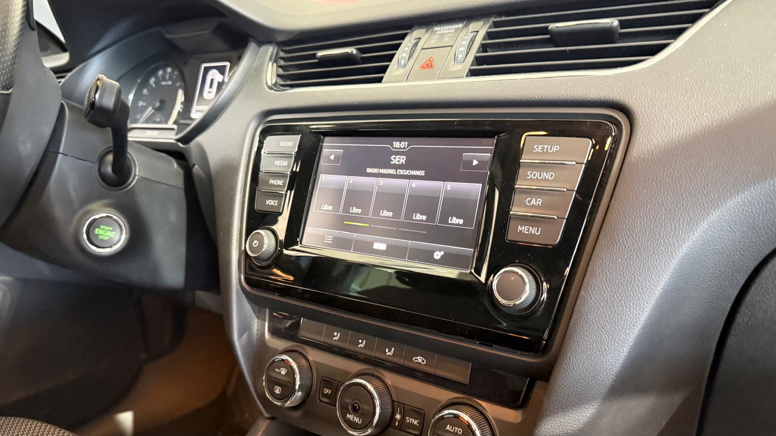 Síntomas comunes de avería en el sistema multimedia de VW Polo Antes de meter la máquina de diagnosis, el propio coche suele avisar de que algo va mal en la unidad de control de información (Módulo 5F). Presta atención a estos fallos: Pantalla completamente en negro o congelada: El sistema intenta arrancar, se queda colgado en el logo de Volkswagen o la pantalla permanece apagada aunque se escuche el audio. Efecto "pantalla fantasma" (Ghost Touch): Las opciones del menú se pulsan solas, cambia de emisora de radio de forma errática o el panel táctil no responde en absoluto. Reicios constantes (Bootloop): El equipo se enciende, dura unos segundos funcionando y se vuelve a reiniciar de manera cíclica. Fallo de navegación y GPS: El mapa se queda "cargando", no localiza los satélites correctamente o muestra la ubicación del vehículo a cientos de kilómetros de donde estás realmente. Pérdida total o parcial de sonido: Los altavoces dejan de sonar o se escucha un chasquido fijo provocado por un fallo en la etapa de amplificación interna.