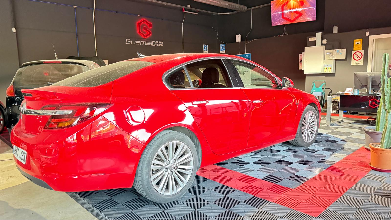 ¿El cuadro de tu Opel Insignia se apaga por completo? Descubre la solución definitiva sin pagar de más Si eres propietario de un Opel Insignia (especialmente los modelos de segunda generación, restyling de 2020, 2021 y 2022), es muy probable que hayas experimentado uno de los fallos electrónicos más frustrantes, comunes y peligrosos del momento: el cuadro de instrumentos se apaga por completo, dejándote a oscuras y sin información vital mientras conduces. En esta generación de Opel, el cuadro de instrumentos combina la tecnología clásica con una generosa pantalla central digital (pantalla semiconfigurable de hasta 8 pulgadas). Esta sección digital es la encargada de monitorizar la velocidad en tiempo real, los sistemas de asistencia a la conducción ADAS, el navegador y las alertas críticas del motor. Cuando el sistema electrónico colapsa, no solo se apaga la pantalla grande, sino que todo el módulo del cuadro deja de recibir corriente o de comunicarse con el resto del coche. En el concesionario oficial la única respuesta que suelen dar es: "Hay que sustituir el cuadro completo por uno nuevo en fábrica". Esto se traduce en facturas desorbitadas de cuatro cifras y semanas de espera debido a la falta de stock. Sin embargo, en Soluciones GuemaCAR Laboratorio de Electrónica Automotriz tenemos la solución real, rápida, económica y garantizada para este problema sin que tengas que cambiar la pieza original. Síntomas habituales del fallo del cuadro en el Opel Insignia Los conductores y talleres mecánicos que acuden a nuestro laboratorio técnico en Madrid suelen reportar una serie de anomalías previas antes del apagón total: Parpadeos intermitentes: La sección digital central sufre microcortes o parpadeos aleatorios al arrancar el coche o durante la marcha en carretera. Congelamiento de pantalla: Las agujas analógicas de las revoluciones o temperatura siguen funcionando por unos instantes, pero todos los datos digitales se quedan completamente congelados. Pantalla en negro (Black Screen): El cuadro completo se queda de repente sin retroiluminación ni energía, impidiendo por completo ver la velocidad a la que circulas, los testigos de avería o el nivel de combustible. Bucle de reinicio constante: El logotipo de Opel aparece de manera infinita en la pantalla central, mostrando un claro fallo de carga en el software interno.