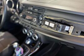 Si el cuentakilómetros de tu Fiat ha empezado a parpadear, tienes un problema con el módulo Blue&Me y no pasarás la ITV. Te explicamos por qué ocurre esta avería endémica, sus síntomas y cómo lo solucionamos en Soluciones GuemaCAR tanto para particulares con cita como para talleres mediante envío de la unidad.