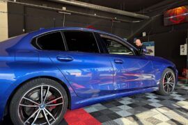 Los datos oficiales y los informes de las aseguradoras no mienten: el BMW Serie 3 aparece sistemáticamente entre los cinco modelos más robados en España y en varios países de Europa. Los ladrones profesionales no buscan coches viejos. Buscan vehículos de alta demanda, con buen valor de reventa y, sobre todo, vulnerables a los métodos modernos de robo electrónico. El BMW 325d híbrido (y en general toda la generación G20) es especialmente atractivo. Tiene un sistema keyless, una electrónica sofisticada y una red CAN-Bus a la que se puede acceder desde el exterior en cuestión de segundos. Hoy los ladrones ya no necesitan forzar la cerradura ni romper una ventanilla. Utilizan ataques de inyección CAN-Bus: se conectan a los cables del faro o del paso de rueda, envían órdenes falsas de “llave validada” y el coche se abre y arranca solo. Todo en menos de un minuto. Sin dejar apenas rastro.
