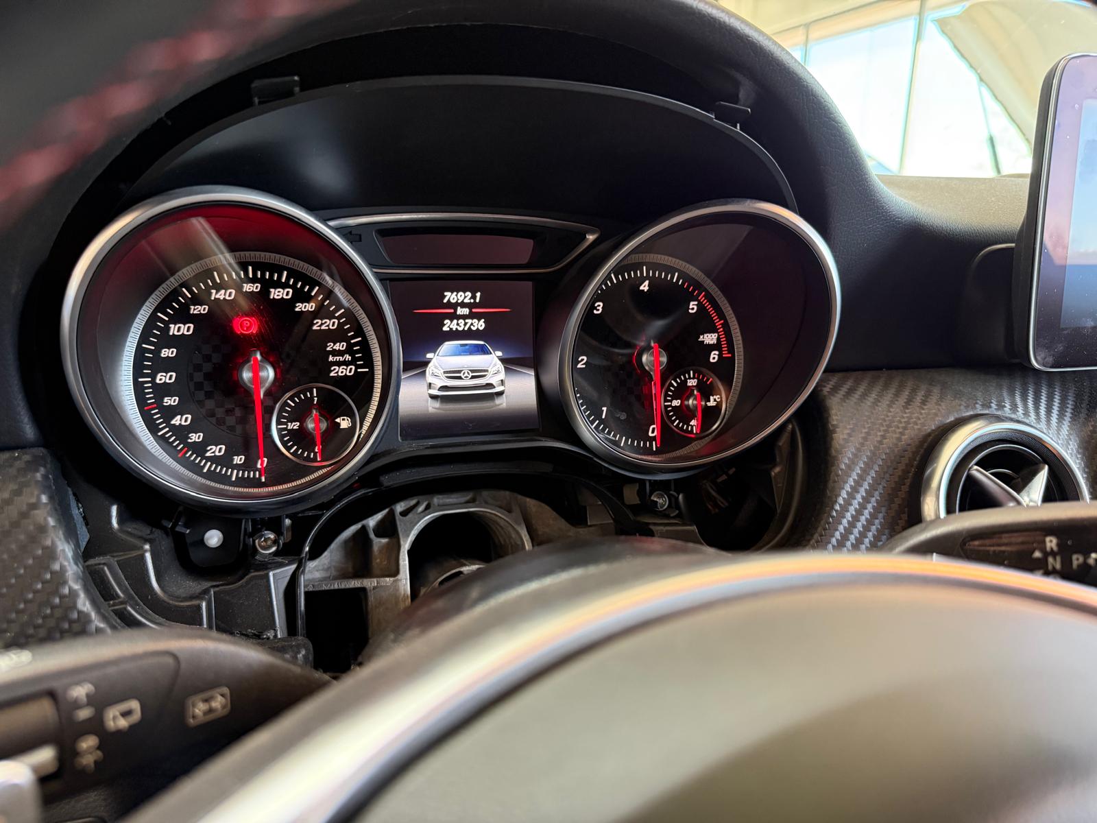 Reparación cuadro de instrumentos de Mercedes-Benz Clase A (A200 / W176) con fallos de apagado total, errores de display y problemas de comunicación CAN Bus. Reparación en laboratorio técnico especializado con 1 Año de Garantía y conservación de kilómetros y codificación original.
